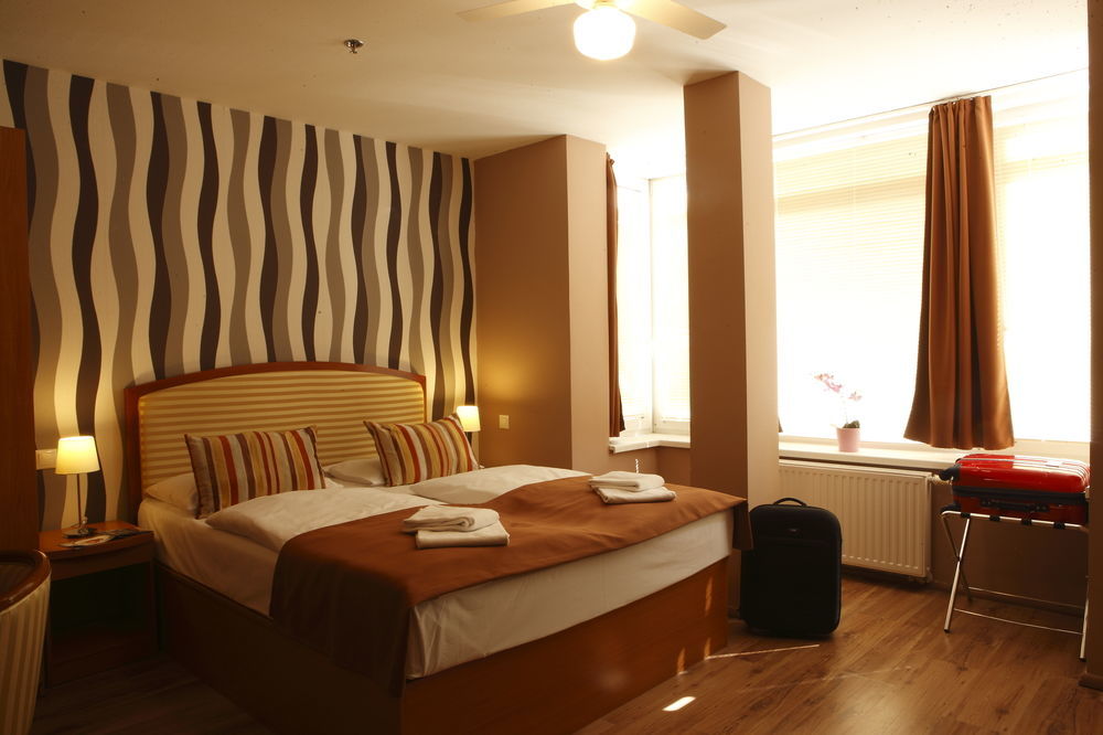 Six Inn Hotel Будапешт Экстерьер фото